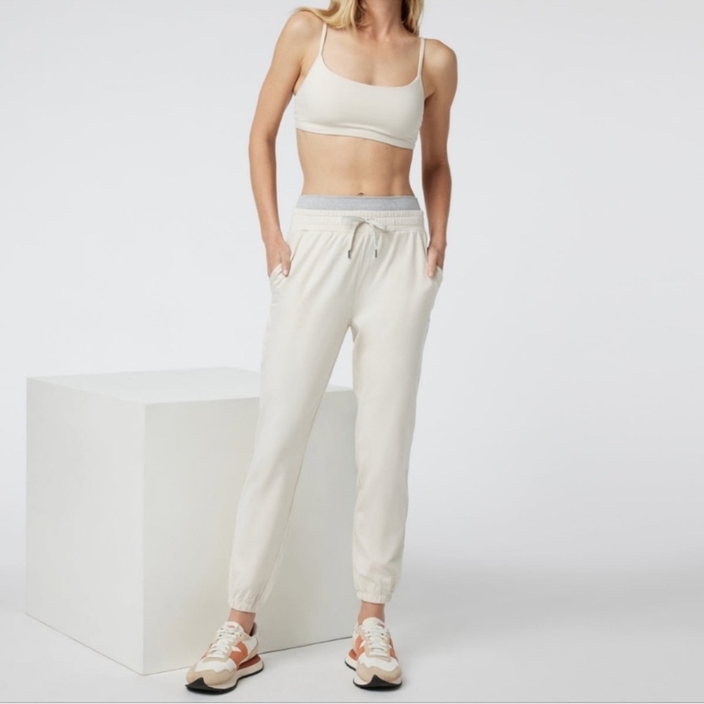 Vuori Halo warm up jogger, size small, milkweed heather